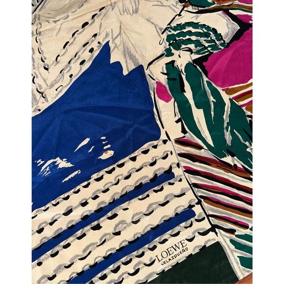 Beautiful Loewe Mujeres de Velazquez Green 100% Silk Square Scarf Square Scarf G - Picture 5 of 5